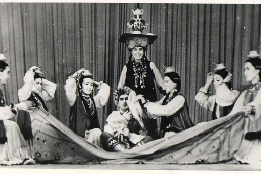 «Шаян ҡыҙҙар» / «Проказницы»

Знаменитый танец с самоваром «Проказницы» был поставлен в 1959 году
